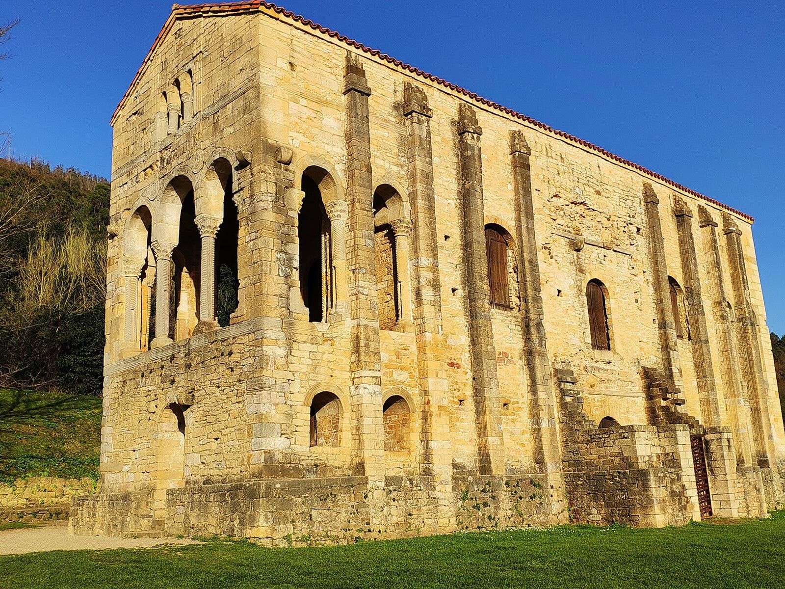Fachada del palacio prerrománico de Santa María del Naranco en Oviedo