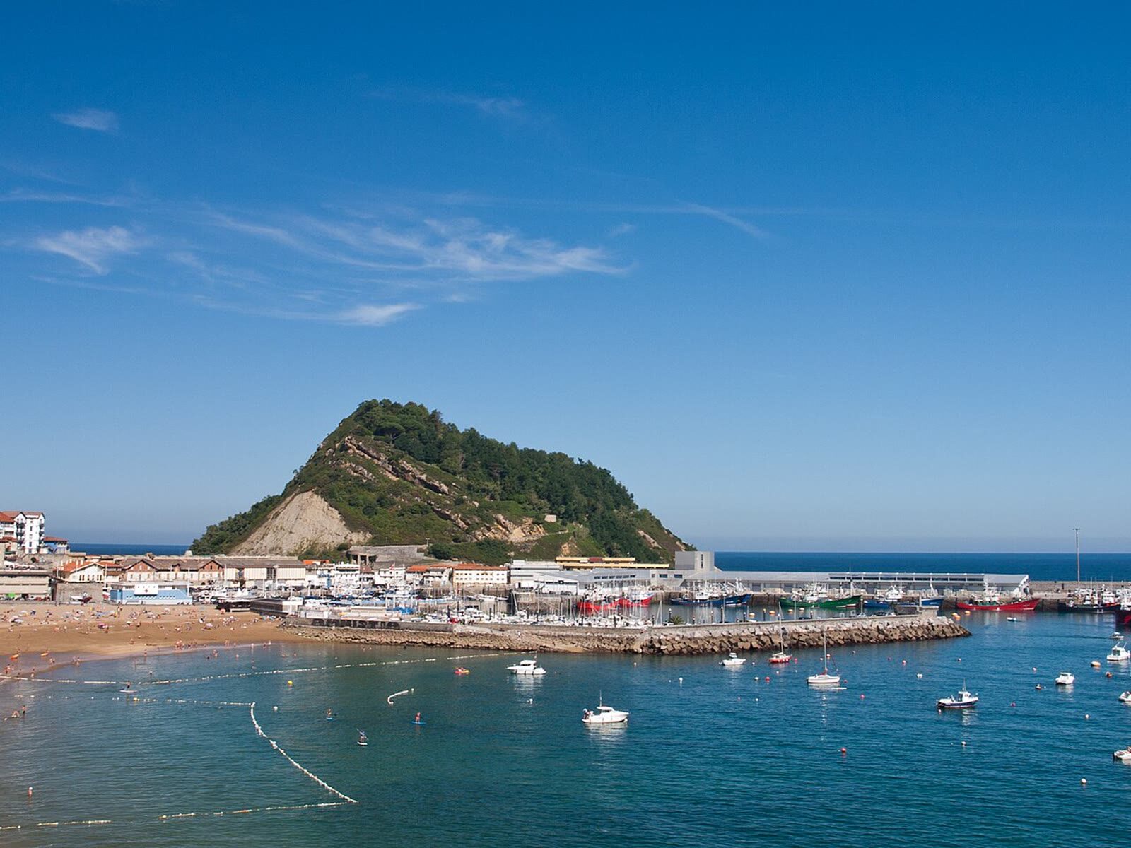 Puerto de Getaria con la playa y el monte del Ratón al fondo