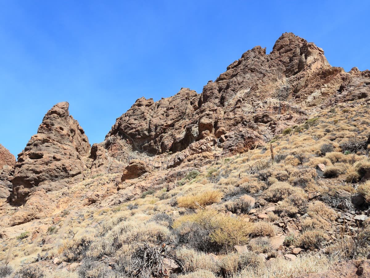 Paisaje volcánico canario con lava solidificada — El volcán de Tajogaite