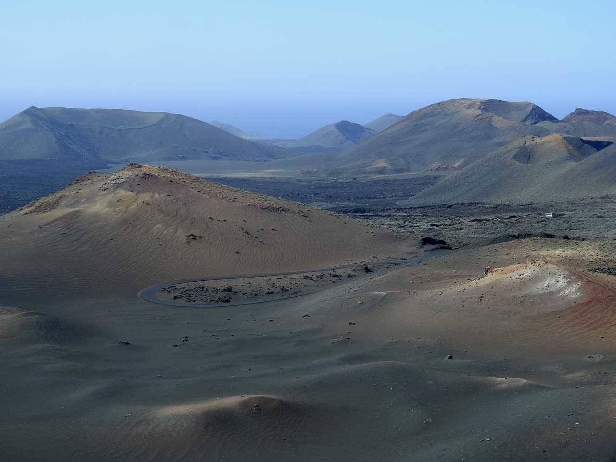 Paisaje volcánico canario con lava solidificada