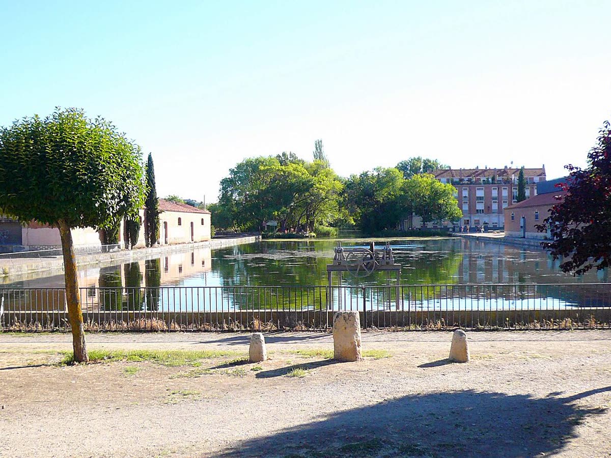 Dársena histórica del Canal de Castilla a su paso por Palencia