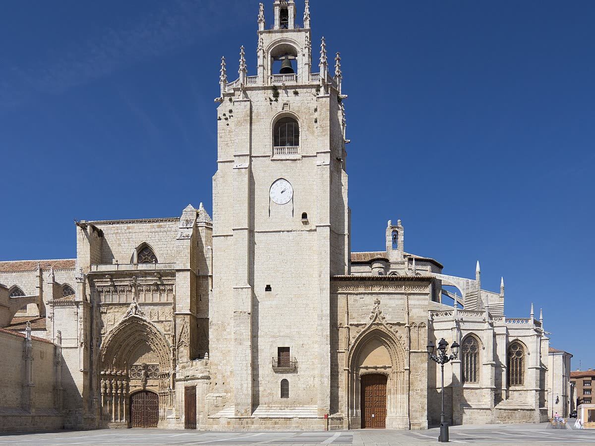 Fachada y torre de la Catedral de Palencia, la Bella Desconocida