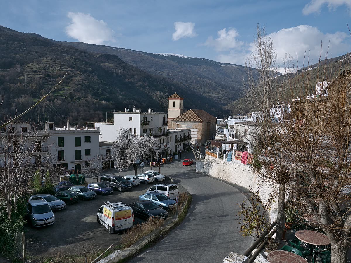 Casas blancas de tejados planos de Pampaneira, con Sierra Nevada nevada al fondo