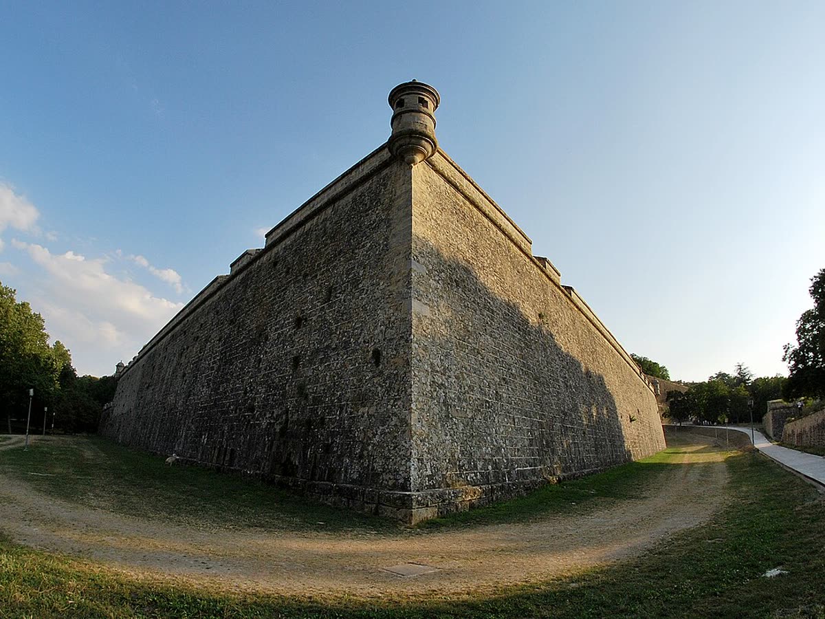 Bastión de piedra de las murallas de Pamplona al atardecer