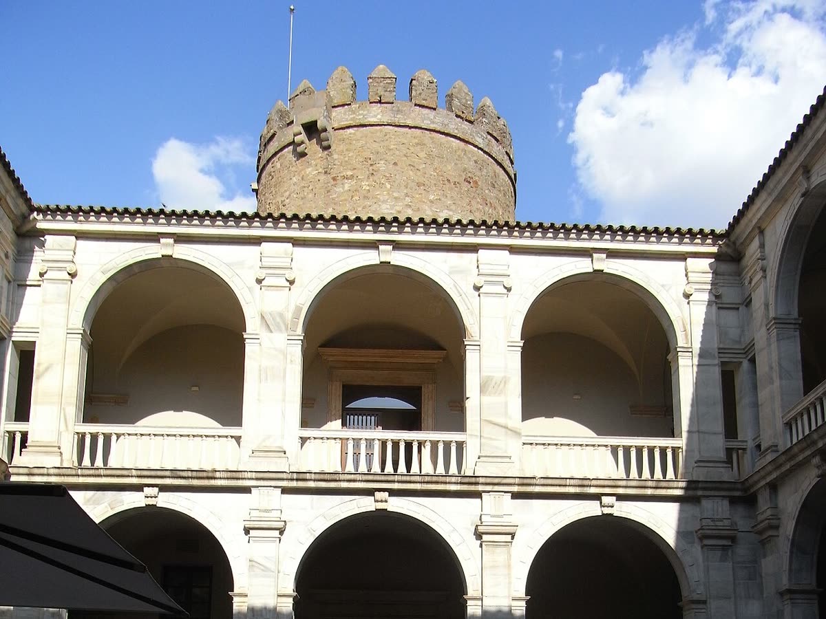 Torre del Homenaje y patio renacentista del Alcázar de los Duques de Feria, hoy Parador Nacional