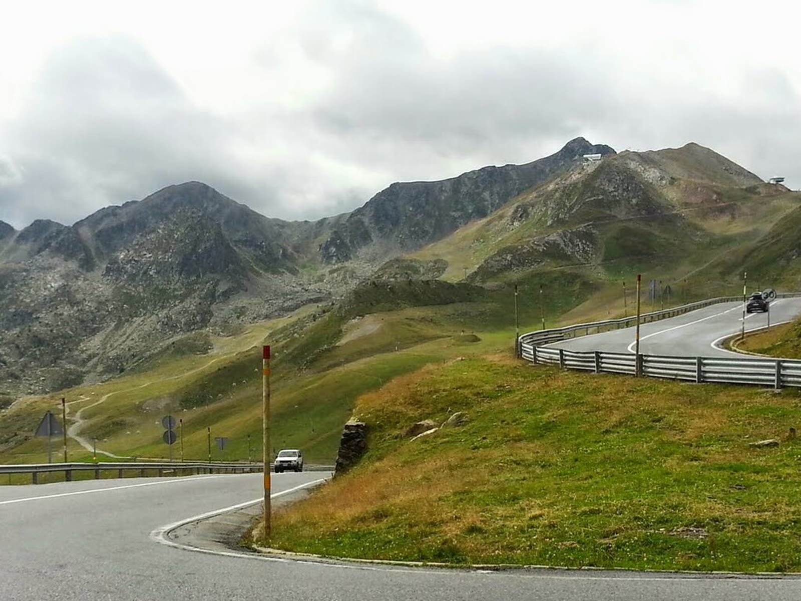 Curvas de la carretera del Port d'Envalira entre montañas del Pirineo