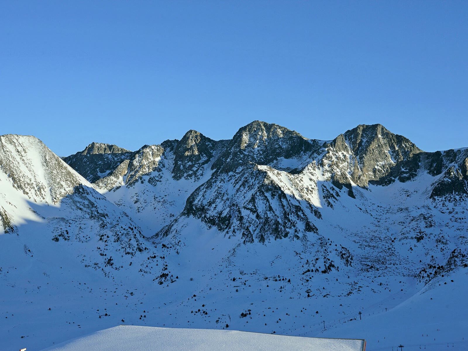 Picos nevados del Pirineo sobre el dominio esquiable de Pas de la Casa