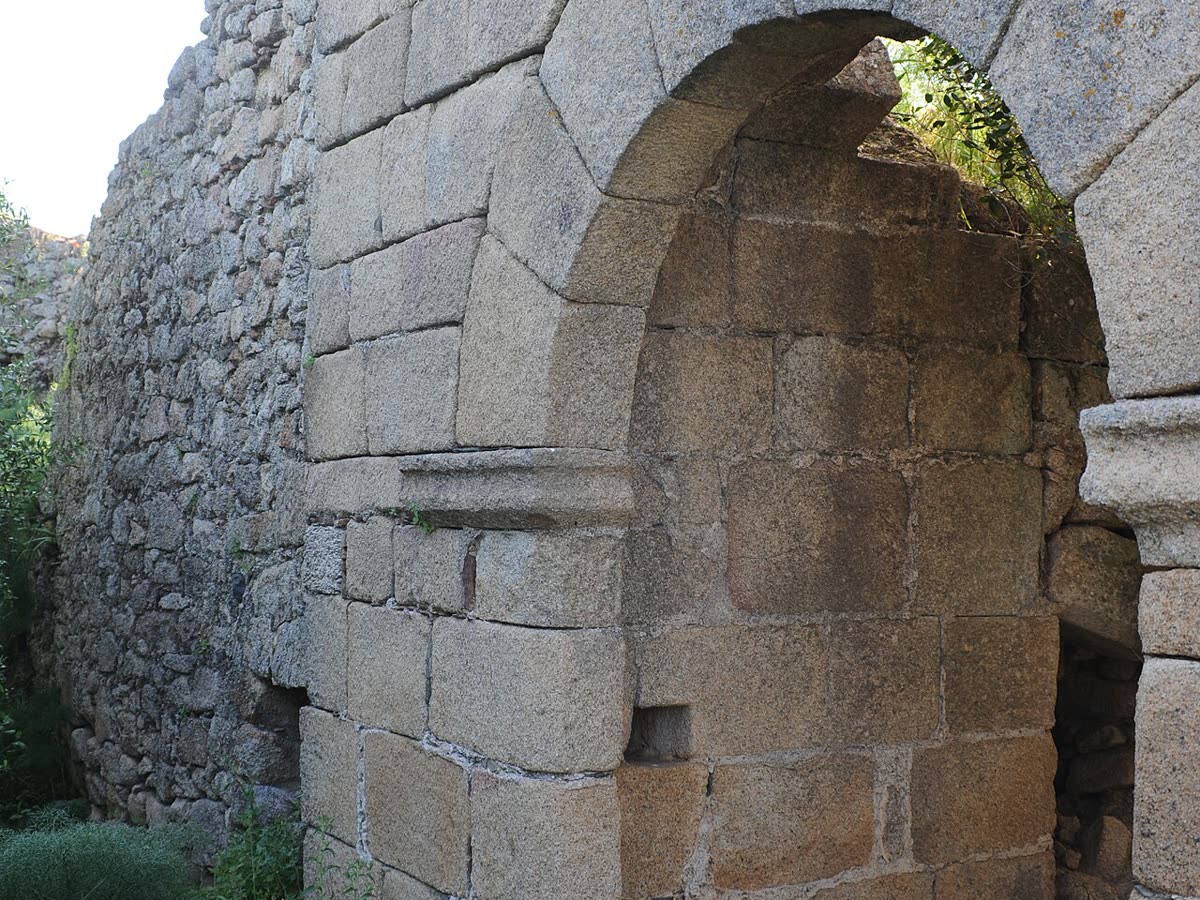 Detalle del arco de piedra del Castillo de Peñafiel
