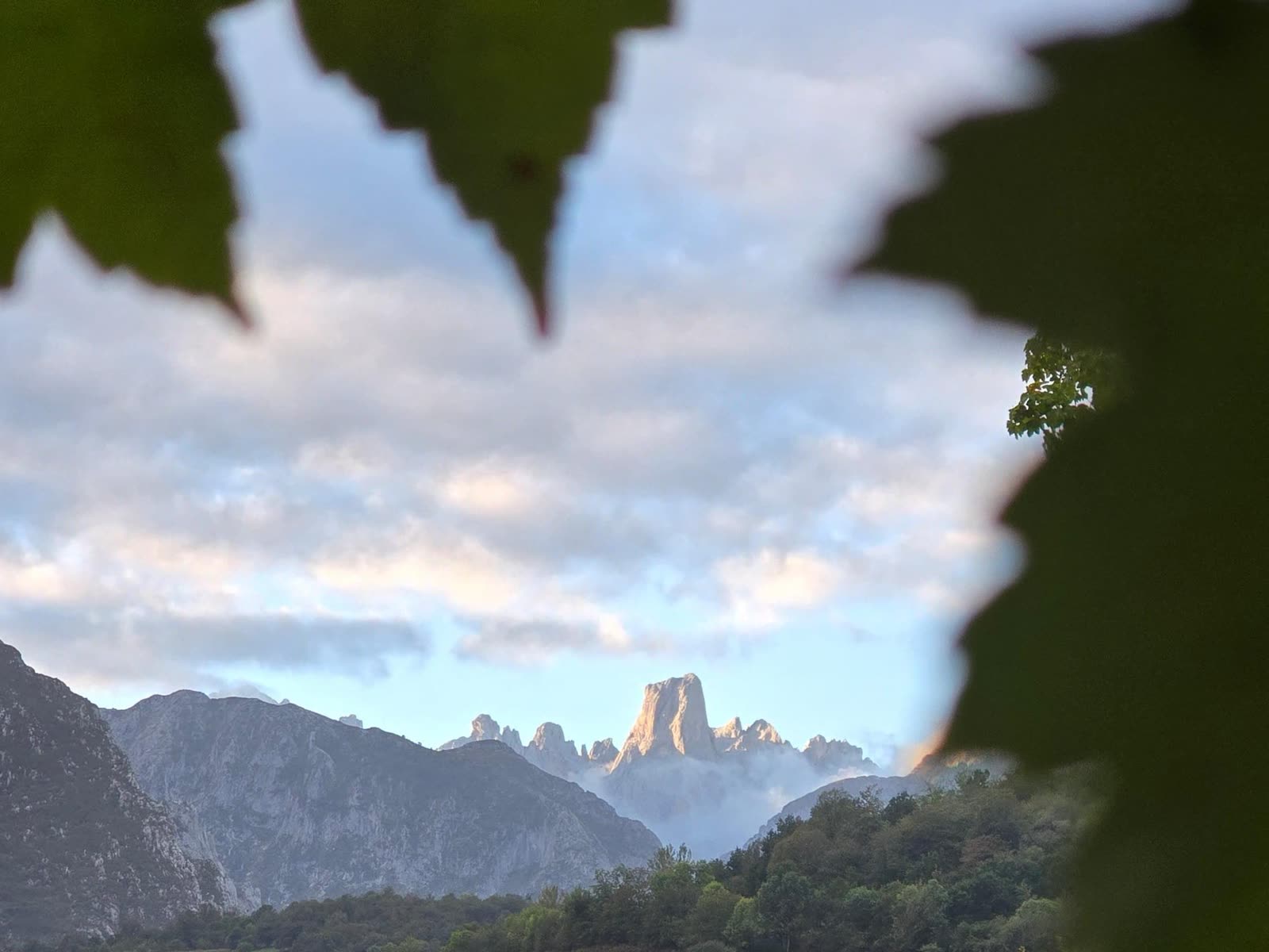 El Naranjo de Bulnes, pico calcáreo emblemático del macizo central de los Picos de Europa