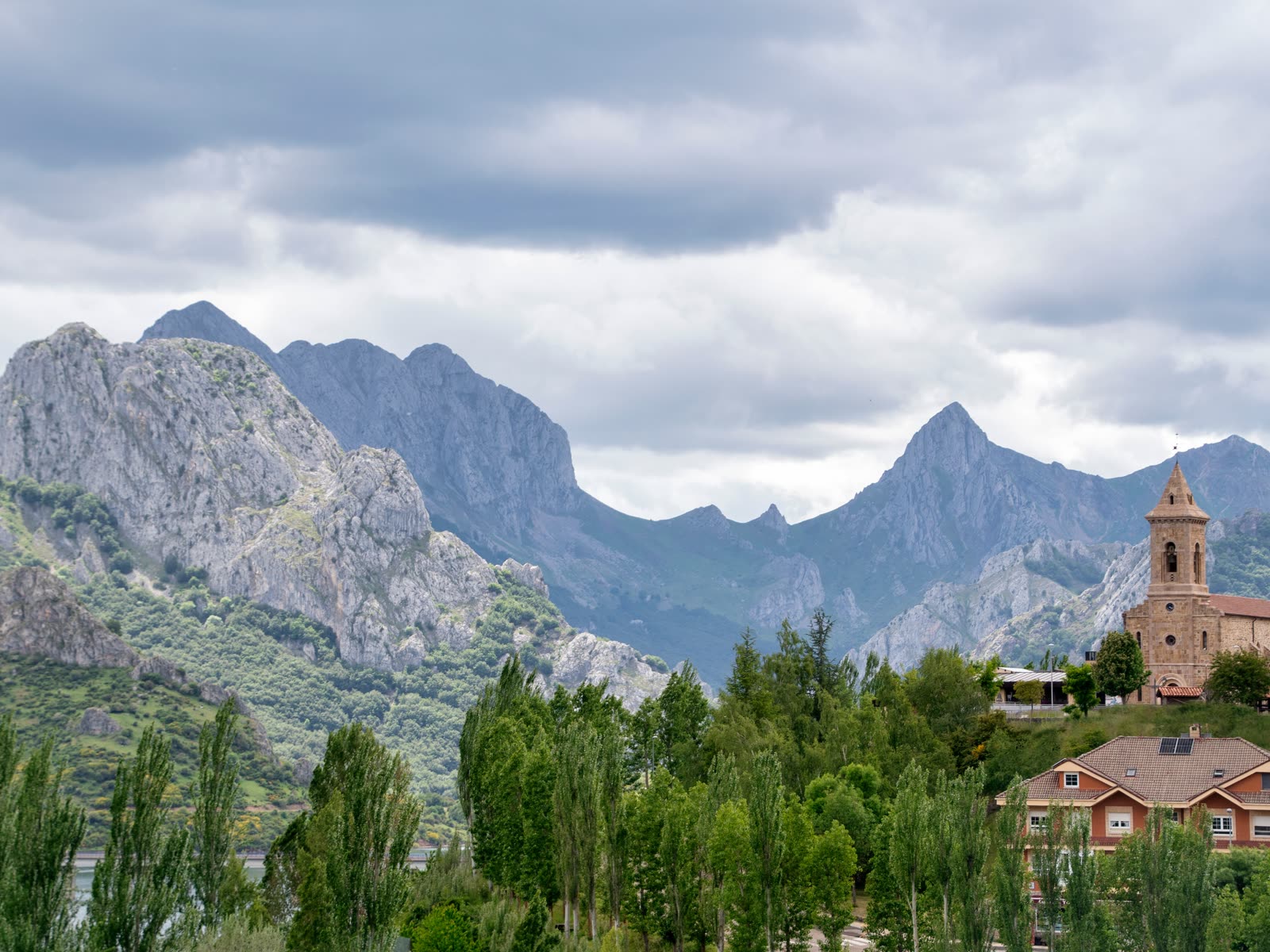 Iglesia de un pueblo de montaña en un valle del entorno de los Picos de Europa