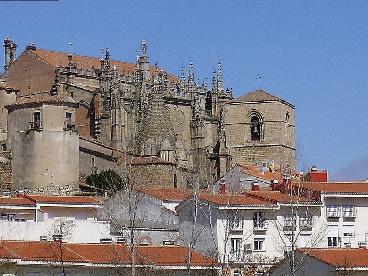 Las torres de la Catedral Vieja y la Catedral Nueva de Plasencia sobre el caserío