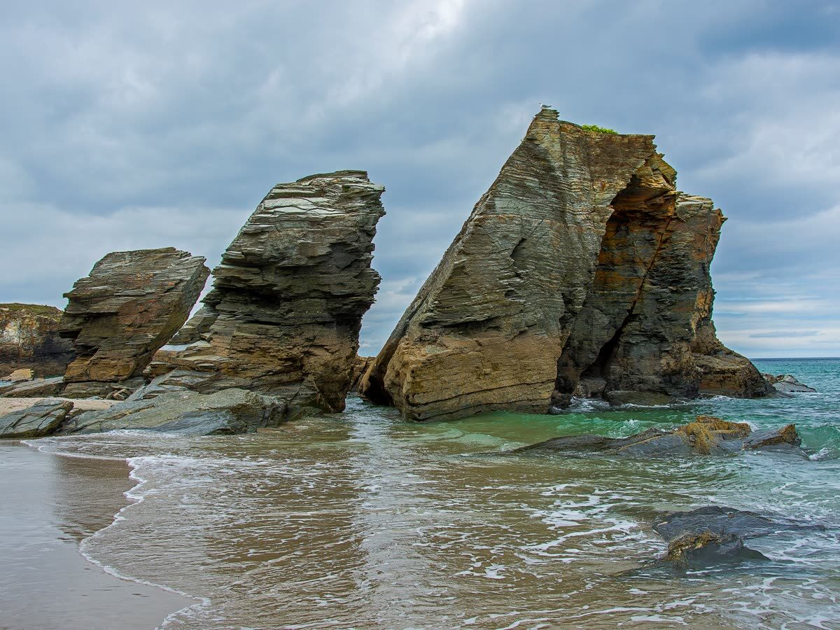 Playa atlántica española con acantilados al fondo