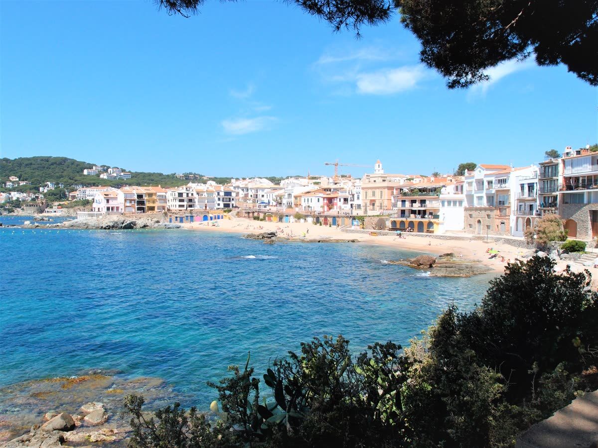 Cala o playa mediterránea de aguas turquesa — Playa y recinto del FIB