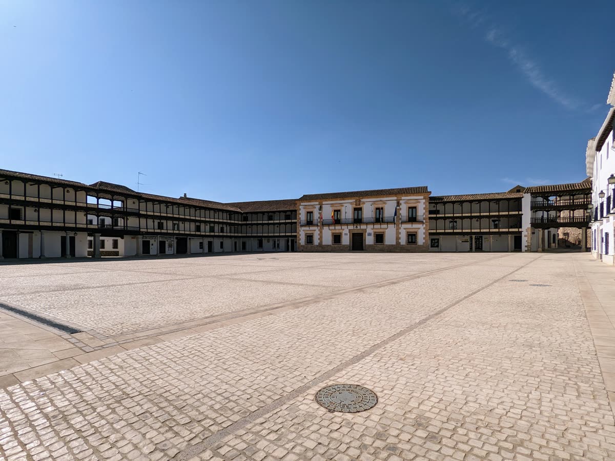 Plaza mayor histórica española, símbolo del patrimonio y la promoción territorial