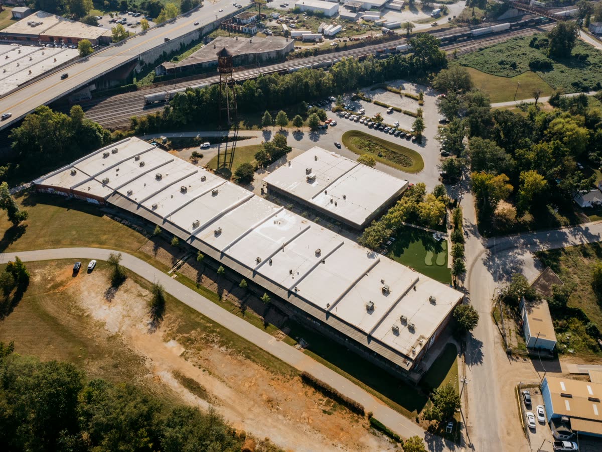Vista aérea de un polígono industrial y logístico