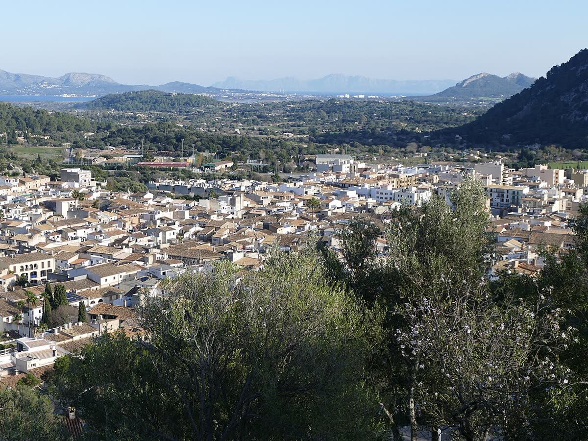 Vista desde lo alto del Calvari de Pollença sobre el pueblo y la bahía al fondo