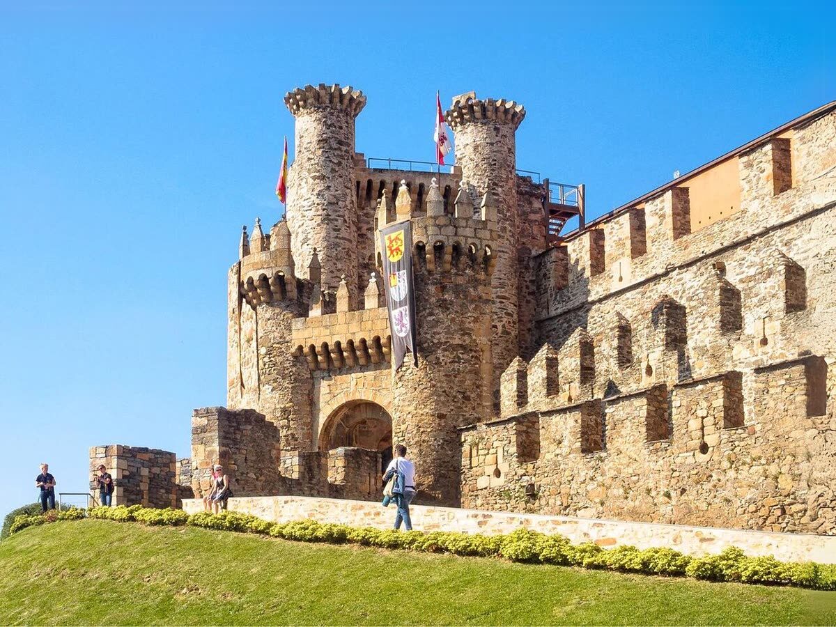 El Castillo de los Templarios de Ponferrada, con sus torres almenadas