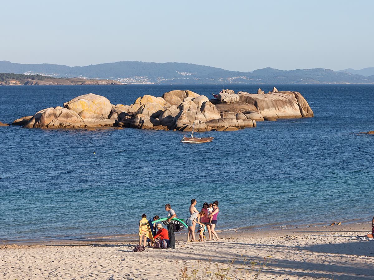 Aguas y costa de la ría de Pontevedra con islotes rocosos