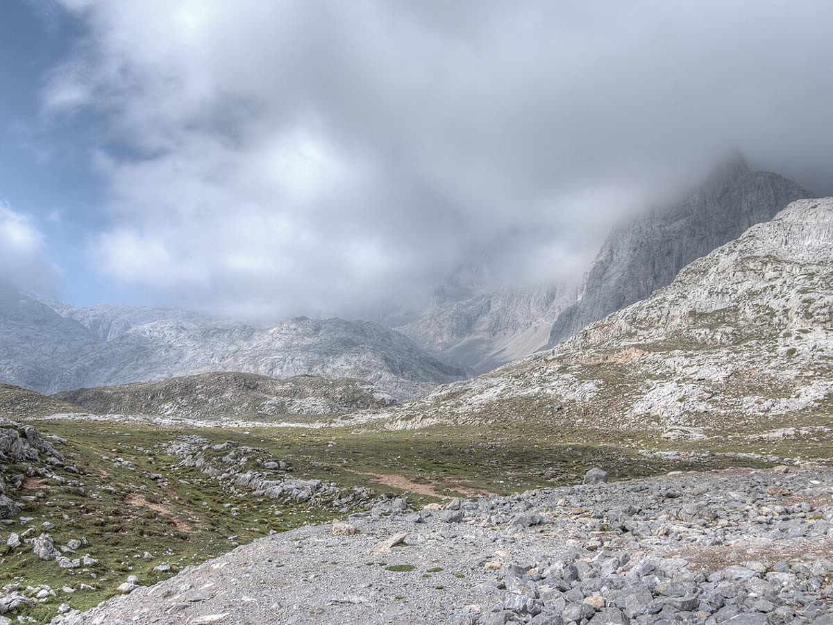 Cumbres rocosas de los Picos de Europa envueltas en nubes, cerca de Fuente Dé