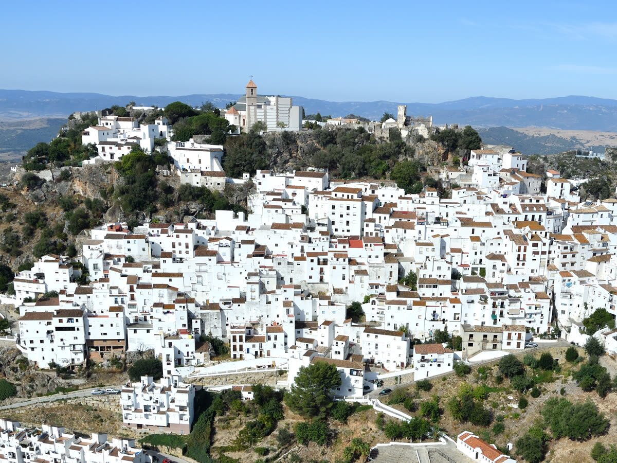 Vista de un pueblo blanco andaluz en ladera