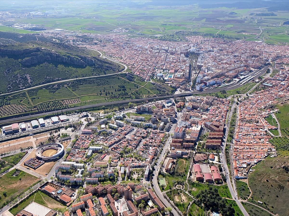 Vista aérea de Puertollano con la ciudad, la sierra y el polígono industrial al fondo