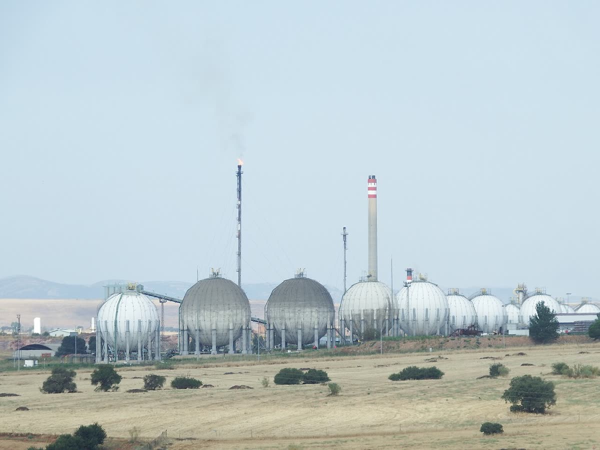 Esferas de almacenamiento y chimeneas del complejo petroquímico de Puertollano