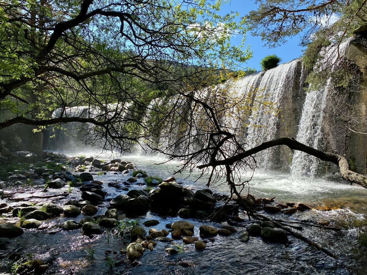 Cascada en un río rocoso de Rascafría