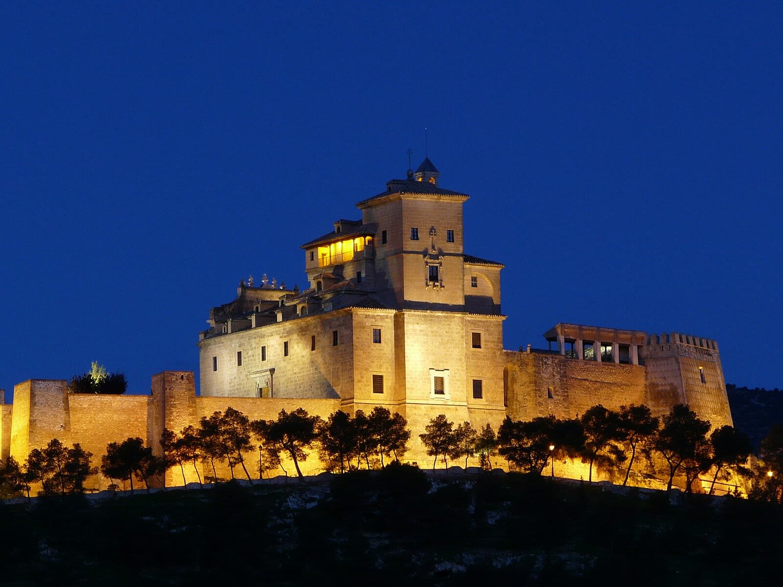 Castillo-Santuario de la Vera Cruz de Caravaca de la Cruz iluminado al anochecer
