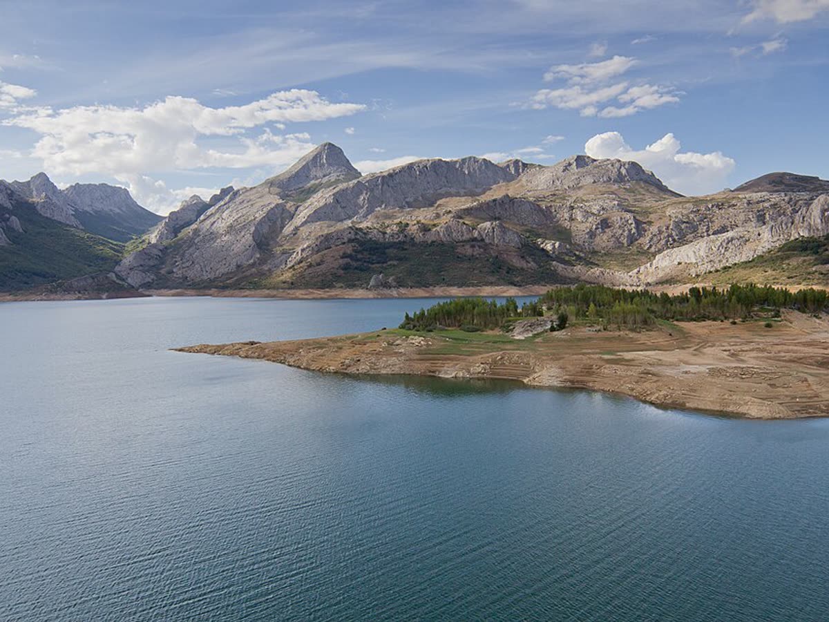 Vista panorámica del embalse de Riaño con sus aguas turquesa e islas