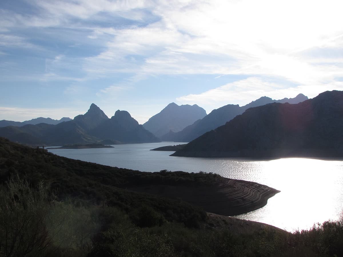 Silueta de picos rocosos sobre el embalse de Riaño al atardecer