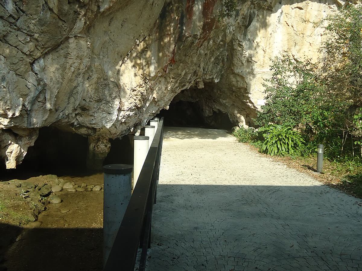 Entrada natural en roca caliza de la Cueva de Tito Bustillo, en Ribadesella