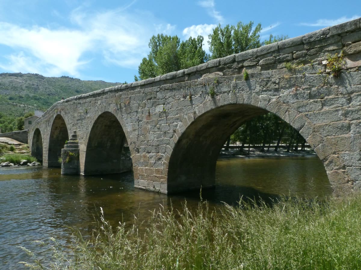Río español cruzado por un puente de piedra histórico — Torre del Infantado y puentes medievales