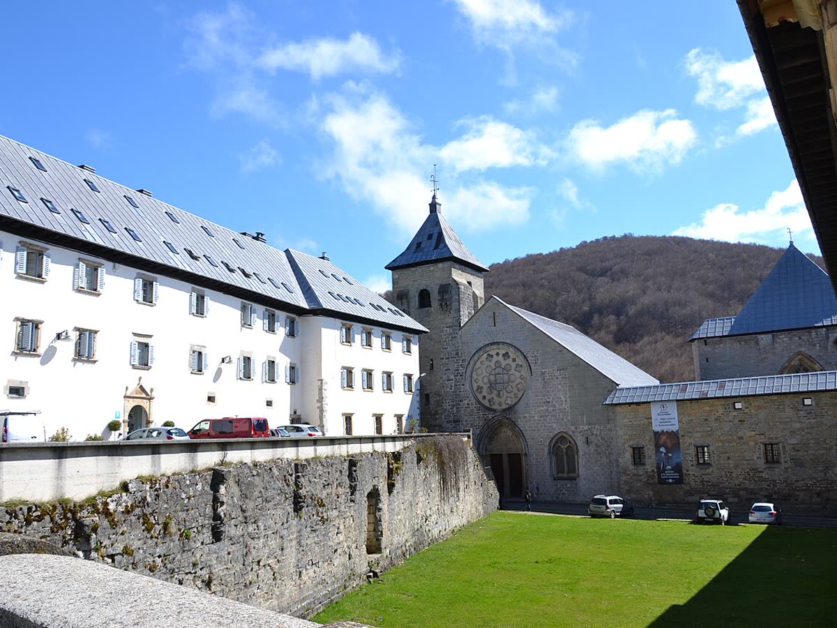 Fachada gótica con rosetón y torre de la Real Colegiata de Roncesvalles