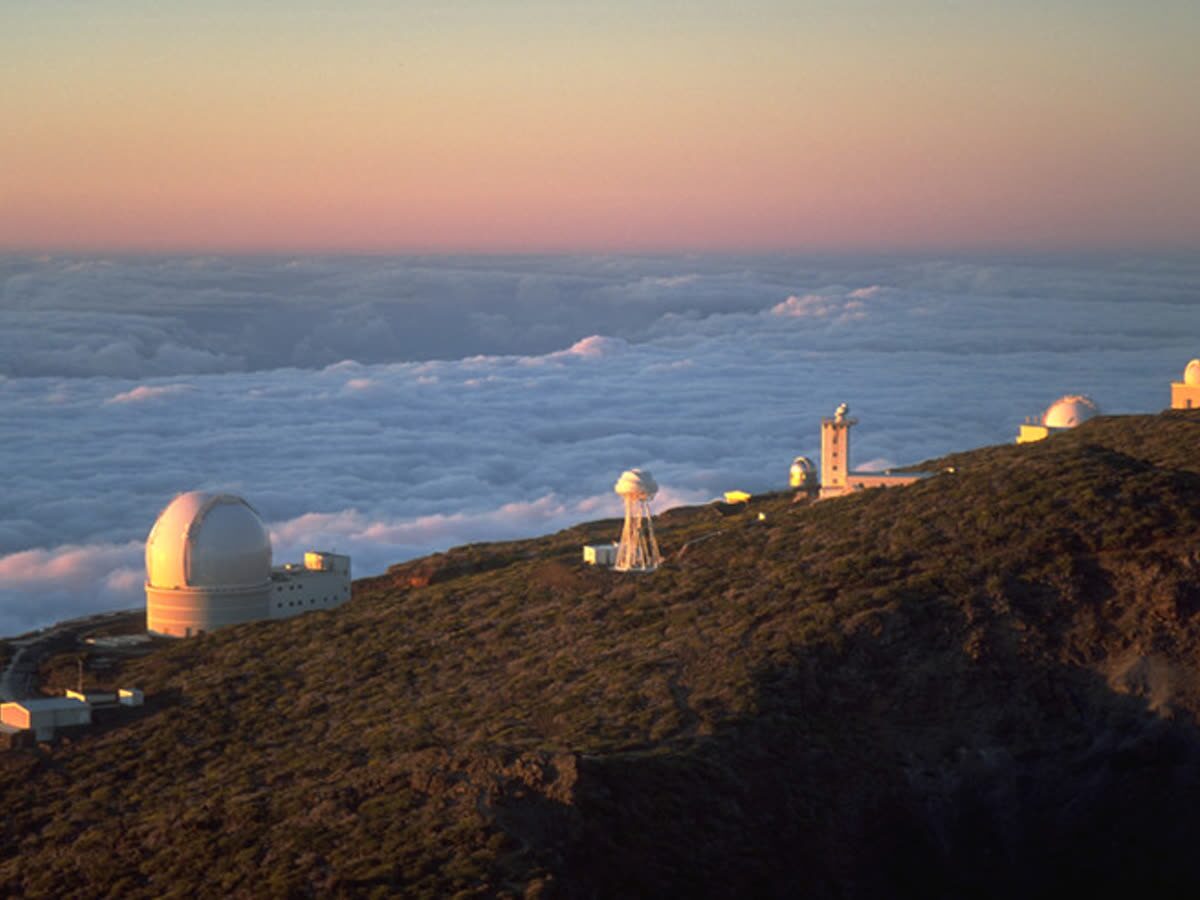 Los telescopios del Observatorio del Roque de los Muchachos sobre el mar de nubes, al atardecer