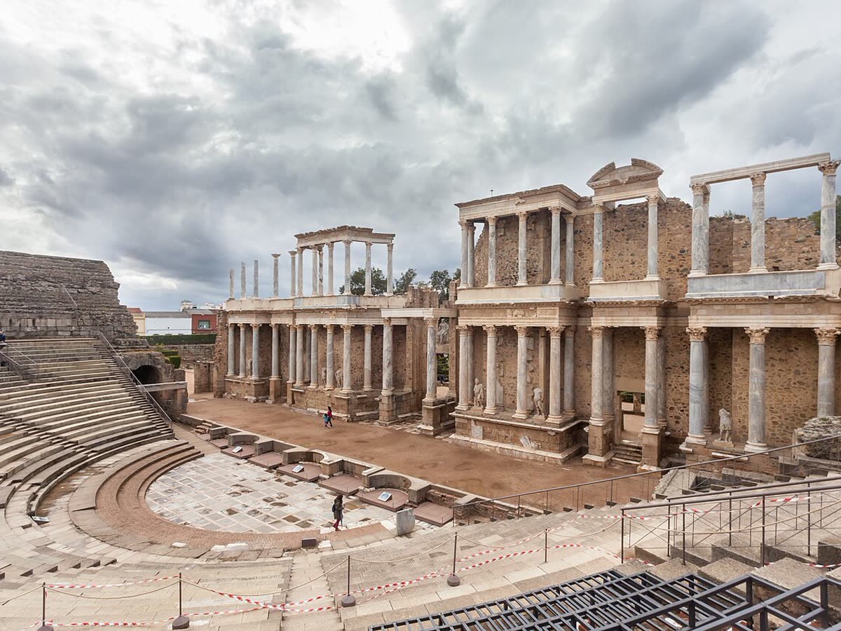 Ruinas romanas españolas con columnas de piedra — Teatro Romano y Anfiteatro