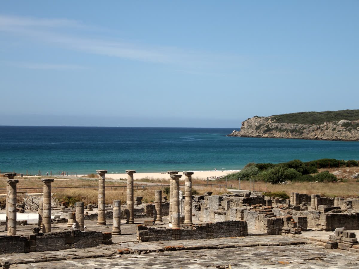 Ruinas romanas españolas con columnas de piedra