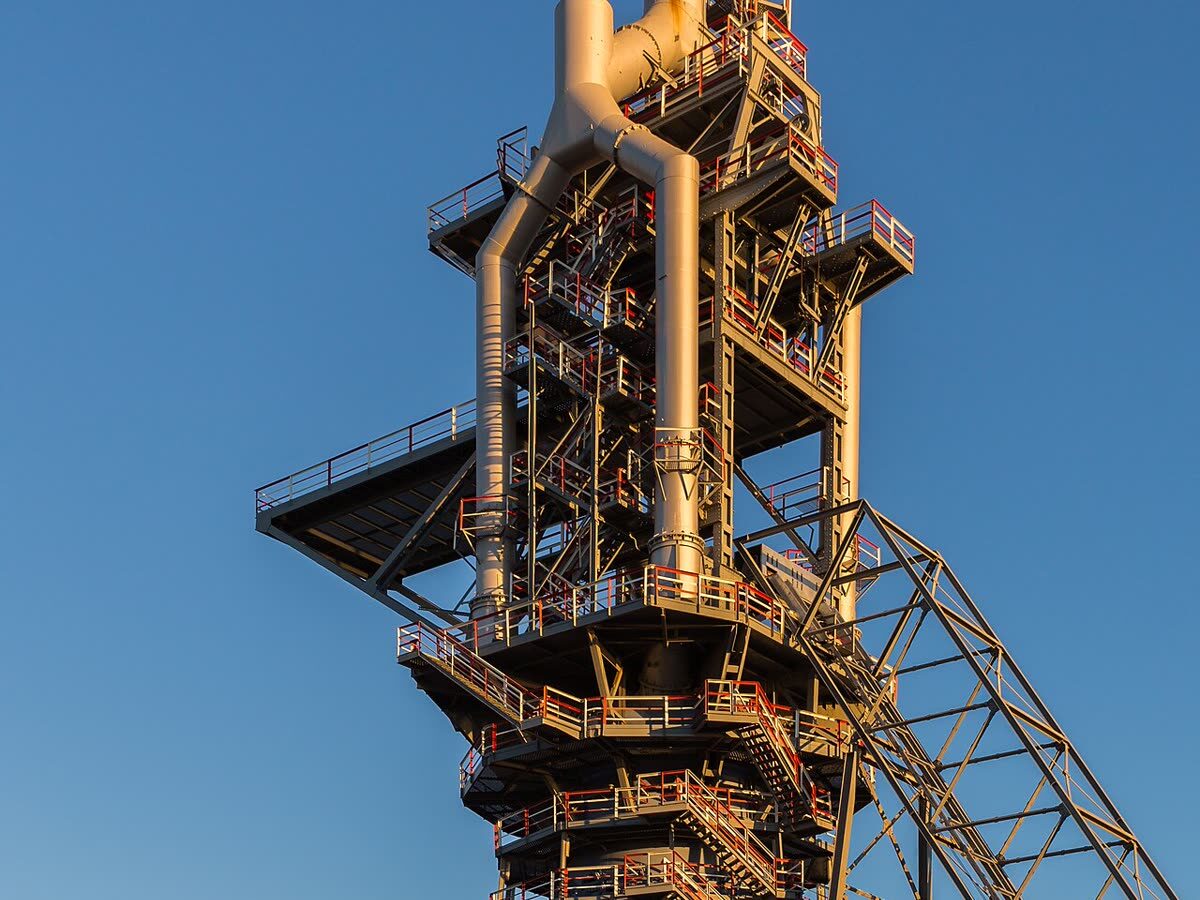 Alto Horno histórico del Puerto de Sagunto al atardecer