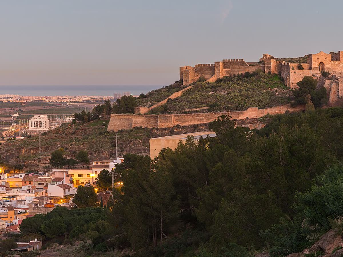 El Castillo de Sagunto sobre la colina, con la ciudad y el mar al fondo