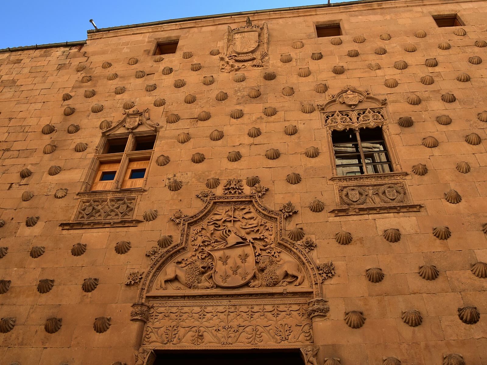 Fachada de la Casa de las Conchas de Salamanca cubierta de veneras talladas en piedra