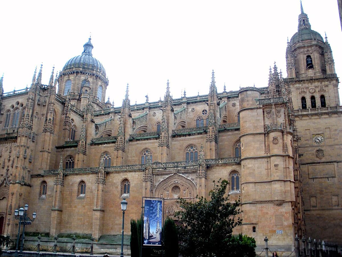Fachada gótica de la Catedral Nueva de Salamanca con su cúpula y torre