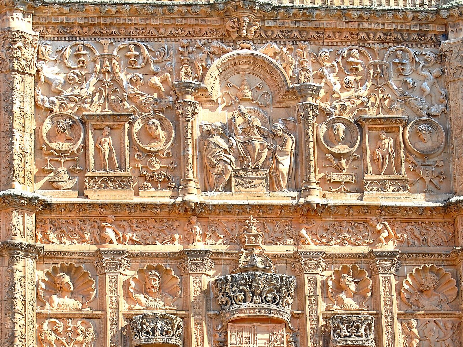 Detalle de la fachada plateresca de la Universidad de Salamanca con escudos y relieves tallados en piedra