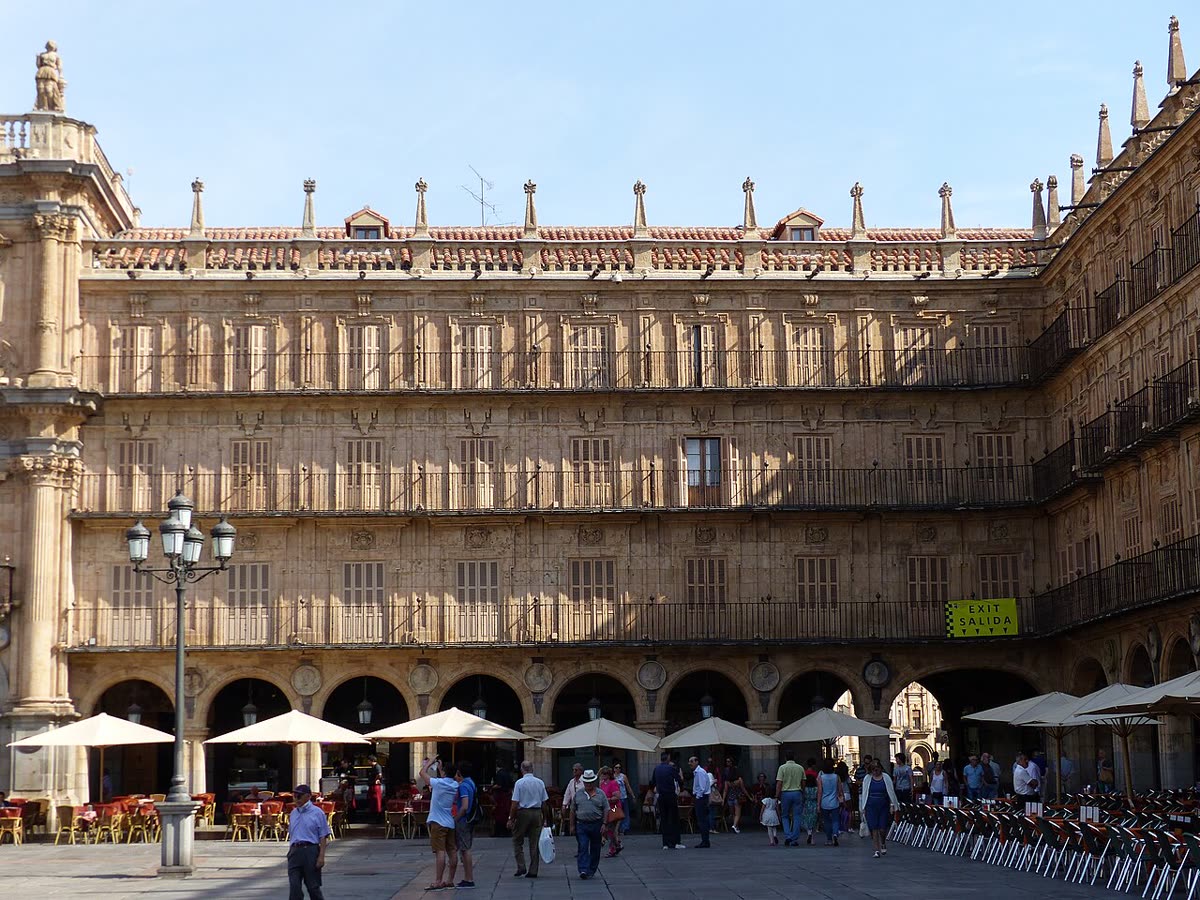 Fachada barroca de la Plaza Mayor de Salamanca con sus soportales