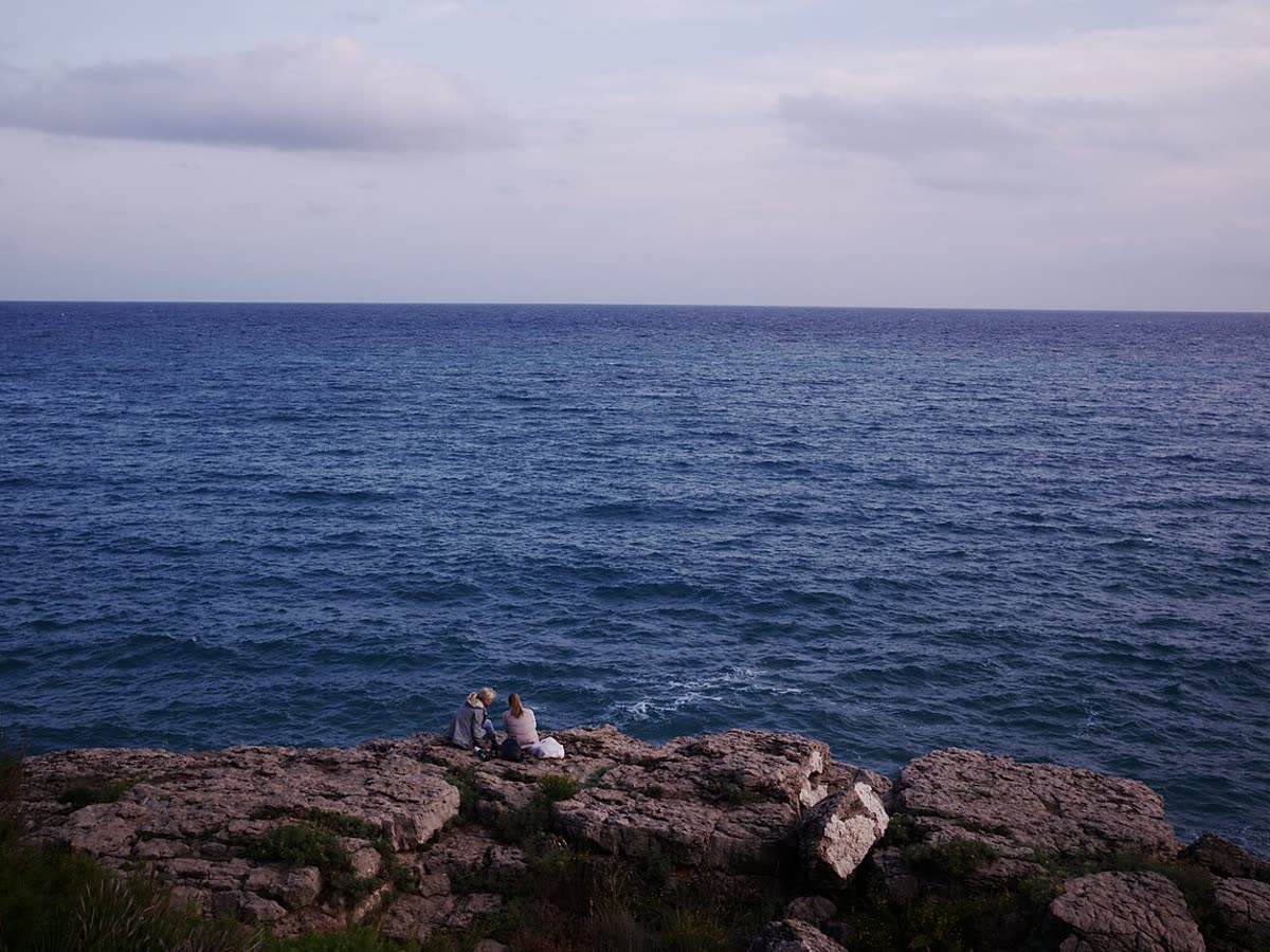 Costa rocosa del Cap Salou frente al mar Mediterráneo