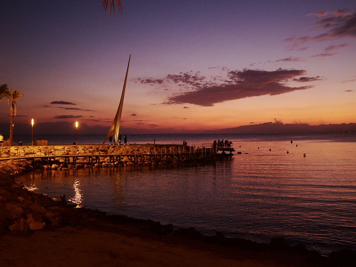 Atardecer en el paseo marítimo de Salou junto al monumento del Templo del Vent