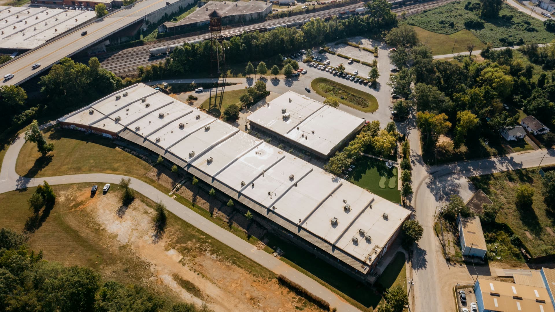 Vista aérea de un polígono industrial y logístico