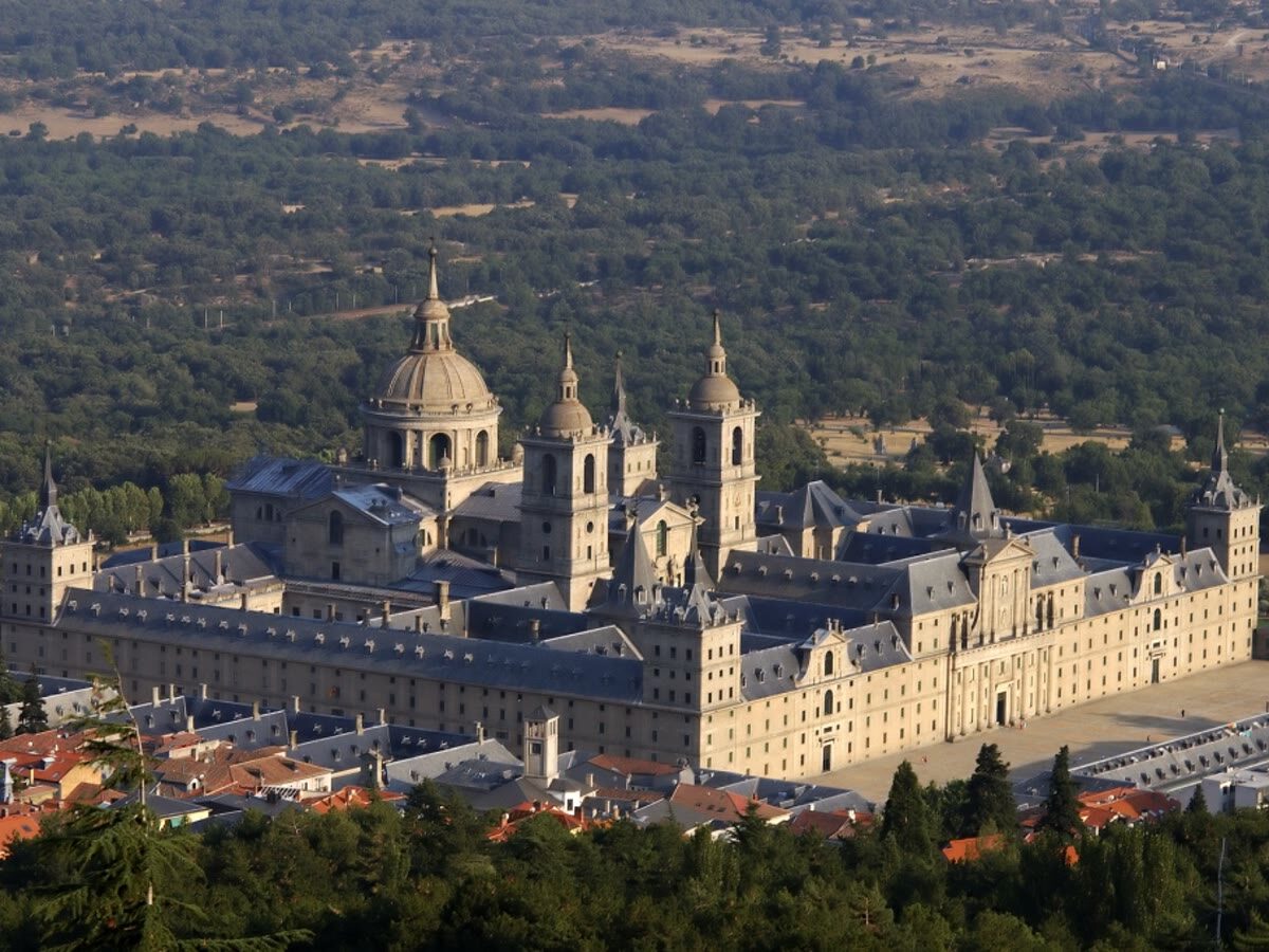 Vista aérea del Real Monasterio de San Lorenzo de El Escorial entre el bosque