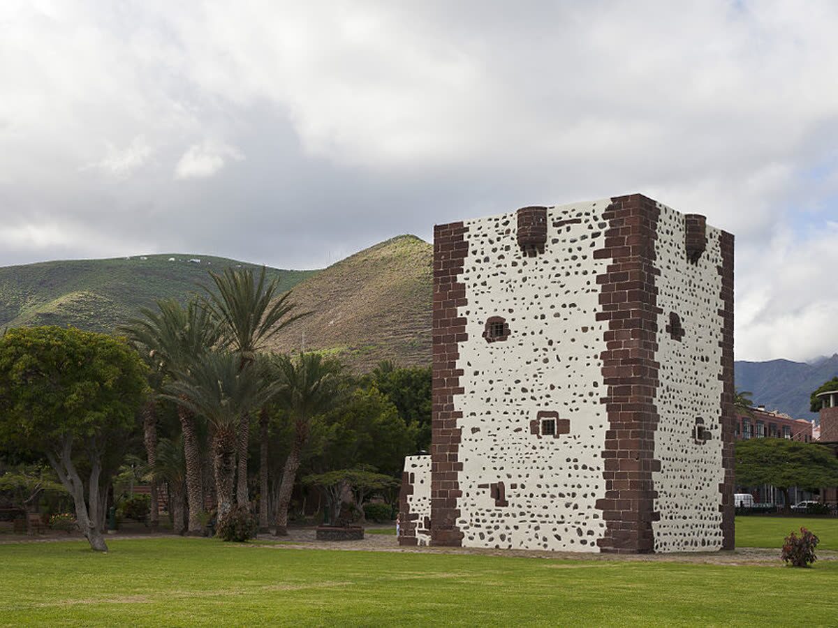La Torre del Conde, fortaleza del siglo XV en San Sebastián de La Gomera, junto a un parque de palmeras