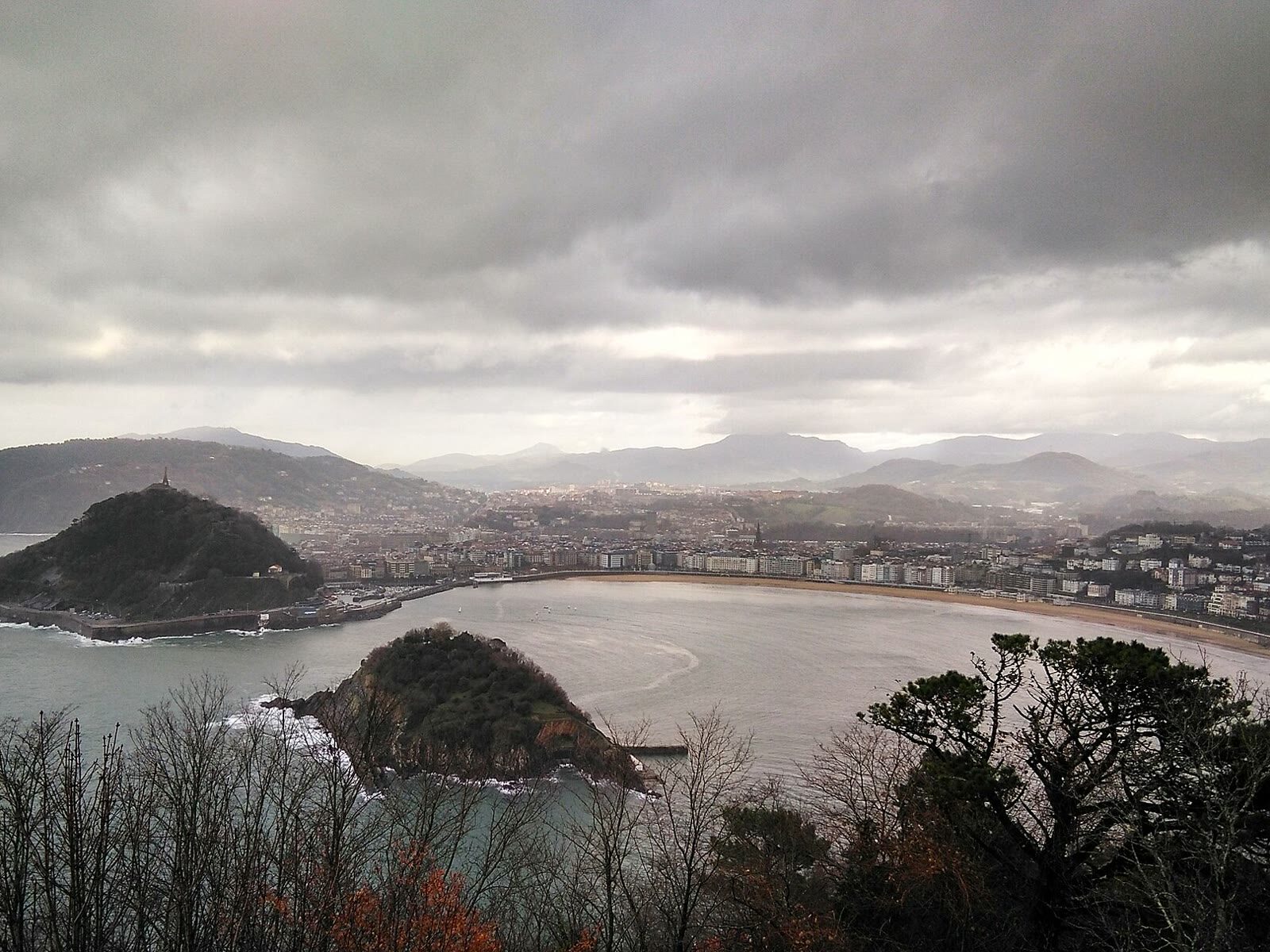 Vista de la bahía de la Concha desde el monte Igueldo, con la isla de Santa Clara y el monte Urgull al fondo