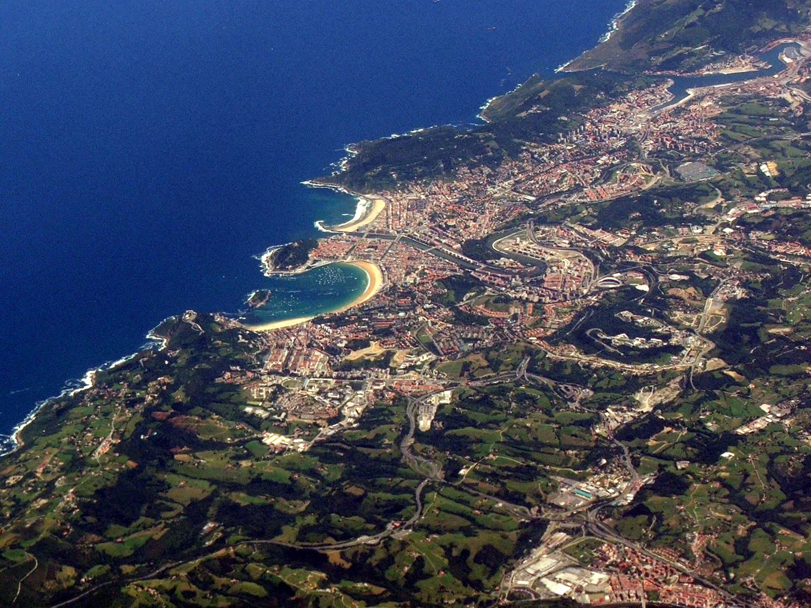 Vista aérea de la bahía de la Concha en San Sebastián, con la isla de Santa Clara y el litoral vasco