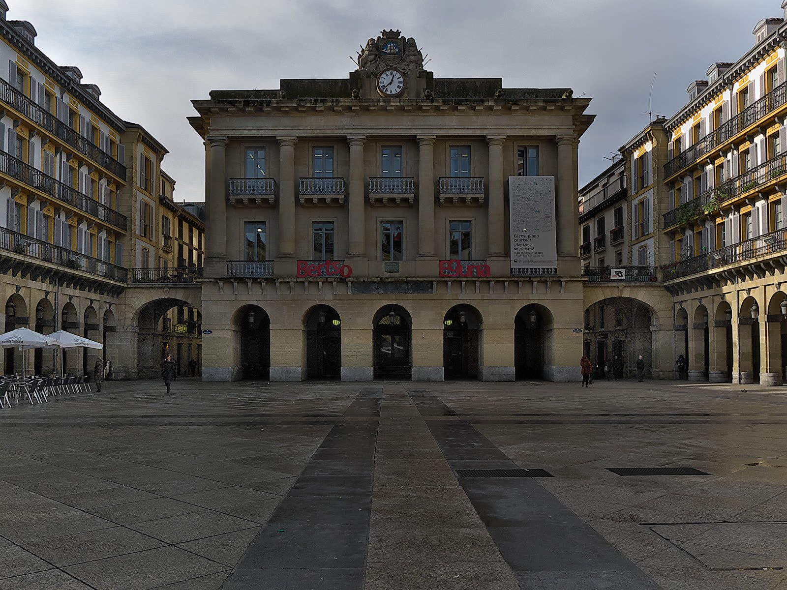 Plaza de la Constitución en la Parte Vieja de San Sebastián, con sus balcones numerados